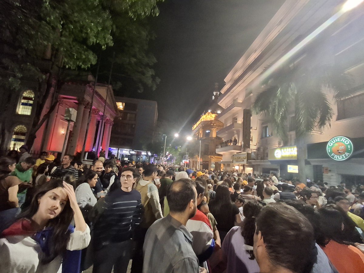 EdQuintana's tweet photo. "Sole, Sole"
"Sí, se pudo"
"Ganamos sin trampa"
"Ganamos sin plata"
"El que no salta es colo'o"

Calle Palma entre Nuestra Señora y Chile. La gente celebra. 

Asunción se alegra por el cambio que se viene. La democracia gana. https://t.co/6Cn9tJy4CM