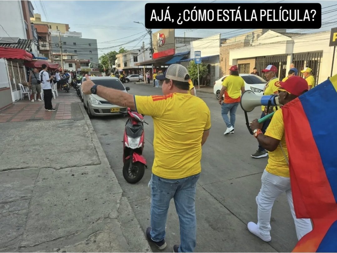 albertosalah's tweet photo. AJÁ, ¿CÓMO ESTÁ LA PELÍCULA?
Hay ciudades que se conocen en los mapas y por referencias, y hay otras que solo se conocen si uno se atreve a caminarlas. Barranquilla es de esas. Porque uno puede vivir toda la vida aquí y conocer apenas un pedacito. Los que crecimos al norte muchas veces de vaina bajábamos de la 72. Durante años hubo barranquilleros que vivieron de espaldas al río, otros que ni sabían que Barranquilla tenía playa y muchos tampoco imaginaban el tesoro detrás de aquel mangle que escondía la ciénaga. Por eso hay que conocerla completa: desde el caño del Auyama hasta el arroyo León; desde los alrededores del Metropolitano hasta Las Flores y La Playa, atravesando Juan Mina. Llegar al barrio donde uno nunca ha estado, sentarse en un parque, pararse en una esquina y preguntar: “Ajá, ¿cómo está la película por aquí?”

Y hacer algo que parece fácil, pero no siempre hacemos: quedarnos a escuchar la respuesta. Ahí habla la ciudad. Habla el preocupado por la seguridad, al que atracaron, al que extorsionan, el que está llevao buscando camello, la mamá preocupada por el futuro de sus hijos, el pelao que quiere una oportunidad, el vecino orgulloso de su barrio y el que siente que al suyo todavía le falta mucho. Se habla de familia, valores, política, religión, de lo que sirve y lo que no, de lo que hemos hecho bien y de lo que todavía tenemos por construir. Y claro, se habla de Junior. ¡Nojoda! ¿Cómo se van a sentar dos barranquilleros a hablar mierda un rato y no van a terminar hablando de Junior? Discutimos, nos mamamos gallo, arreglamos el país en quince minutos y después seguimos siendo amigos.

Tal vez necesitamos recuperar la costumbre de escucharnos. No para pensar igual ni para imponer lo que creemos, sino para entendernos un poco más. Barranquilla ha cambiado muchísimo, se ha transformado para bien, pero ninguna ciudad termina de conocerse a sí misma. Para saber qué le pasa hoy, qué le duele, qué le falta y hacia dónde quiere seguir, los mapas no alcanzan y las redes sociales tampoco. Hay que volver a la calle, sentarnos con la gente, preguntar: “Ajá, ¿cómo está la película?”… y tener tiempo para escuchar la respuesta.