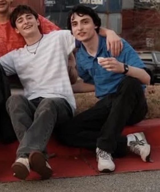 urfanfave's tweet photo. Finn’s hand on Noah’s lower back.. WHEWWWW https://t.co/qNNPSTVBGX