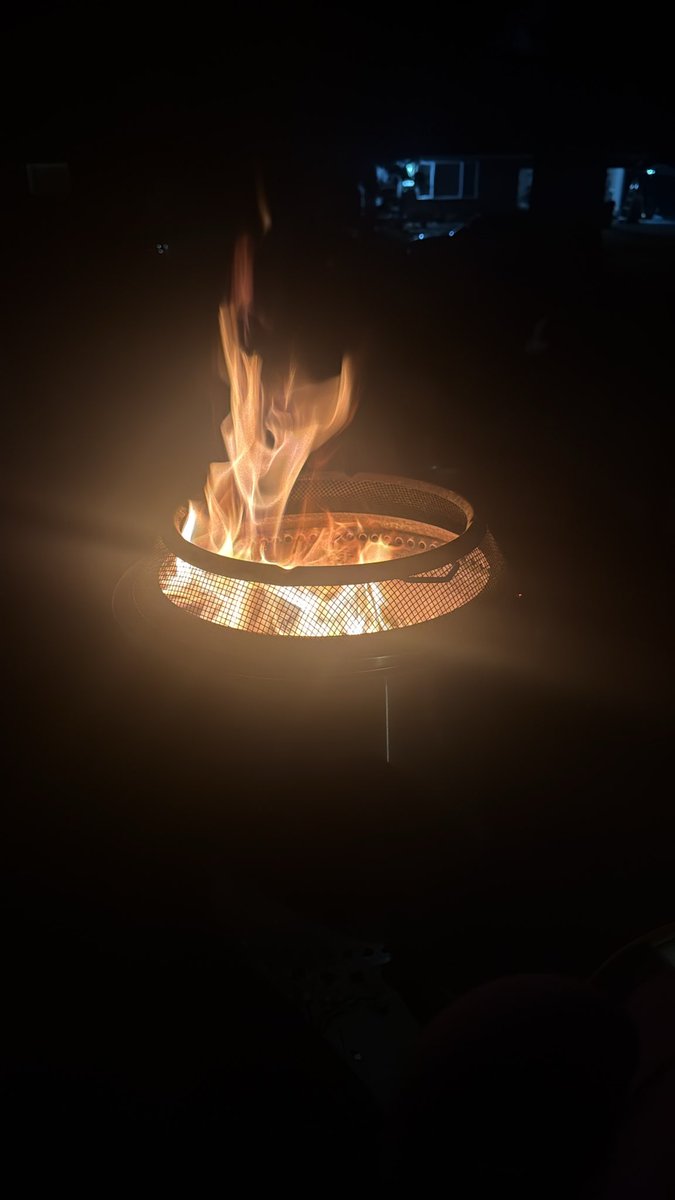 kaligirlkc's tweet photo. Anyone else love fires on a fall night? https://t.co/mGzDgLe6an