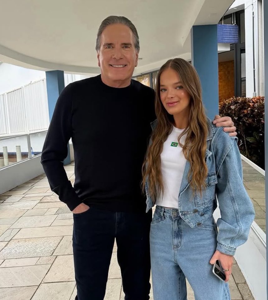 PortalBabados's tweet photo. 🚨Roberto Justus e sua filha, Rafa Justus ao declarar voto em Flávio Bolsonaro: “Nenhum de nós dois precisava votar! Ela por ter 17 e eu por ter 71 anos! Mas o dever cívico falou mais alto! Vamos Brasil! 🇧🇷 “ https://t.co/uwX7XNflWo