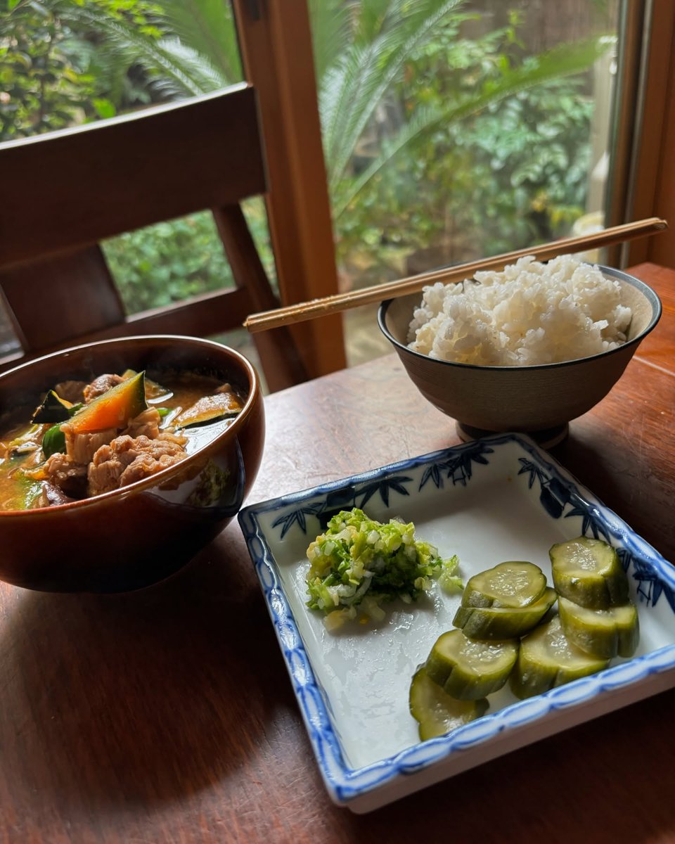 inotuke's tweet photo. 忙しくてもコレぐらいは作れますね～
当店の糠漬けと白菜で具沢山味噌汁です☺ https://t.co/wBWT9QZxAC