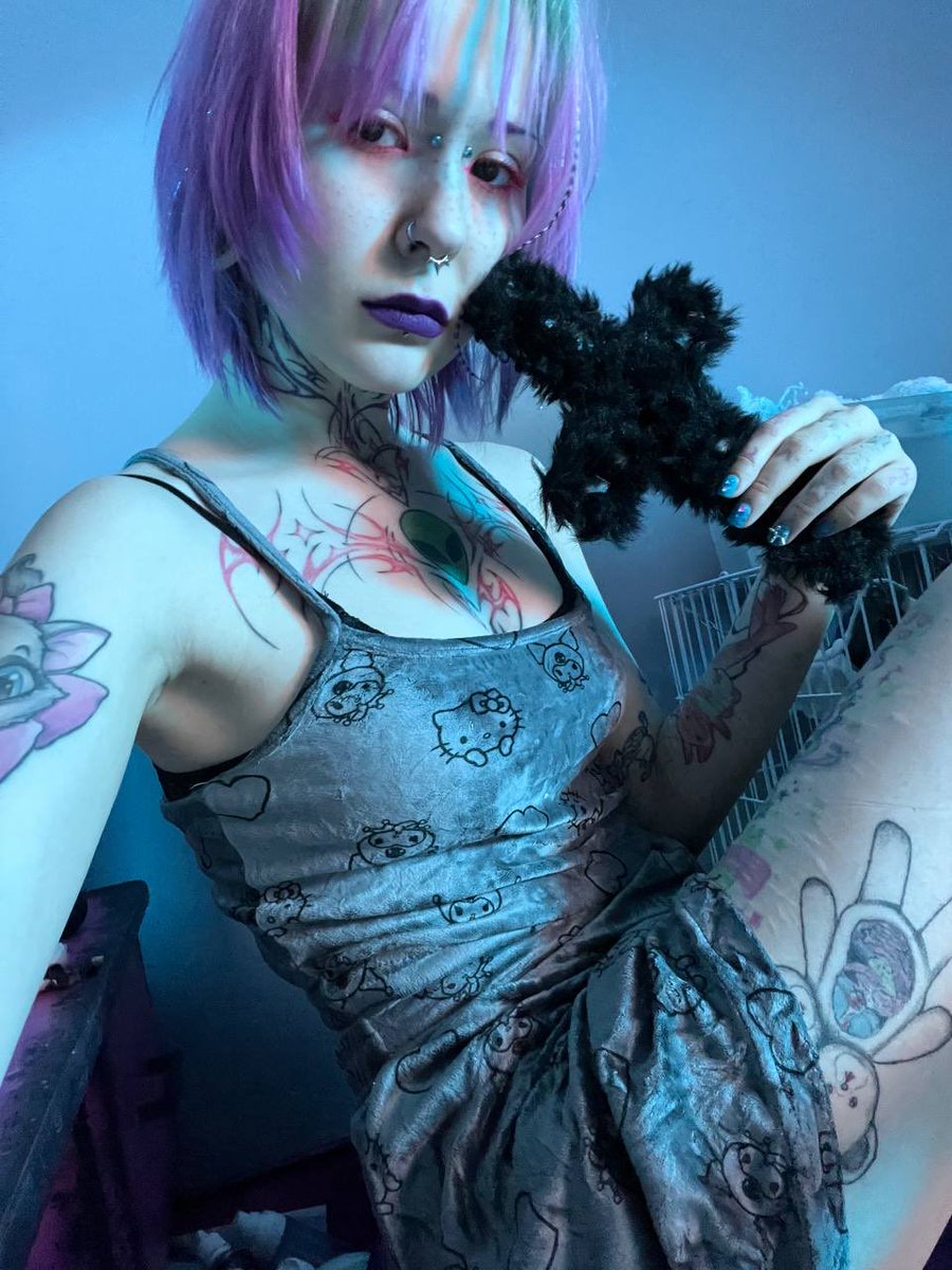 lolyversse's tweet photo. I look sweet until you realize how much is going on inside my head. 🕷️ #usa #viral #darkvibes #follow #fyp https://t.co/RWtG196Aen