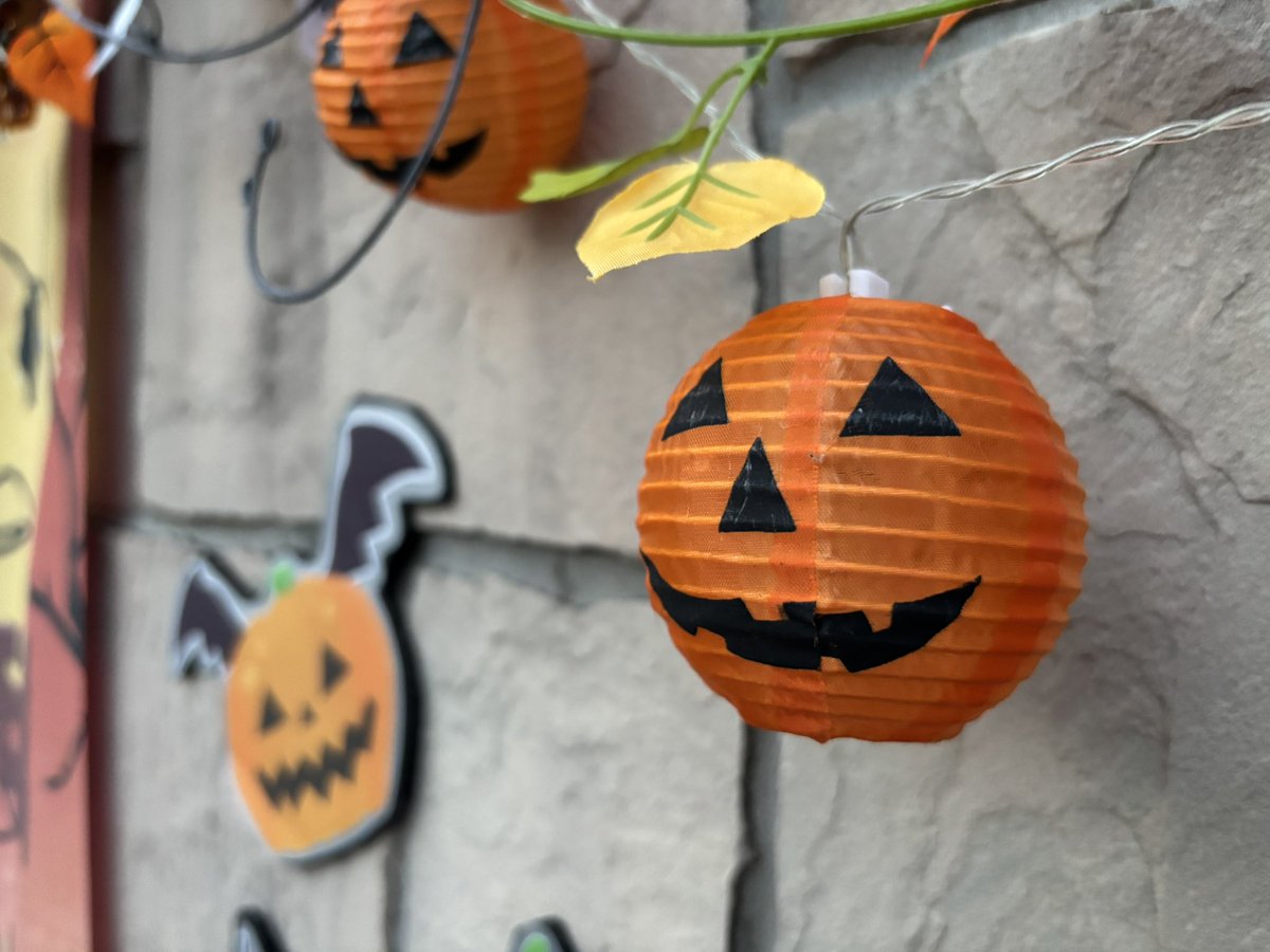 chuoh_park's tweet photo. おはようございます☀

ハロウィンのフォトスポット🎃を管理棟下の親水デッキに作っています。10月31日（土）まで出していますので、記念撮影などぜひお楽しみください👻🧙‍♀️ https://t.co/JvBl9BH67E