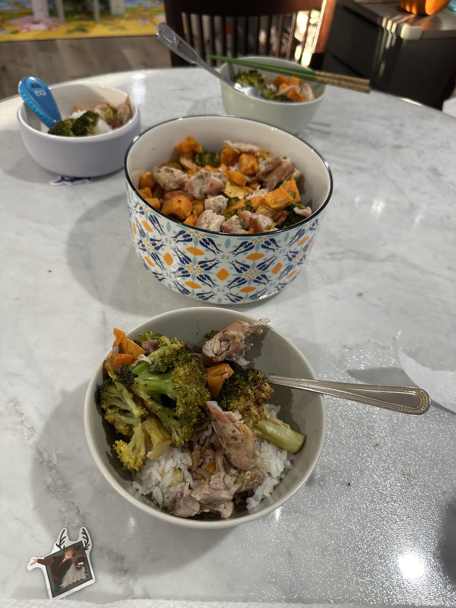 SmaugDaug's tweet photo. ‘Dragon Treasure Plate’ (Sheet Pan Lemon-Garlic Chicken with Sweet Potatoes &amp; Broccoli) https://t.co/Z0bPjetVop