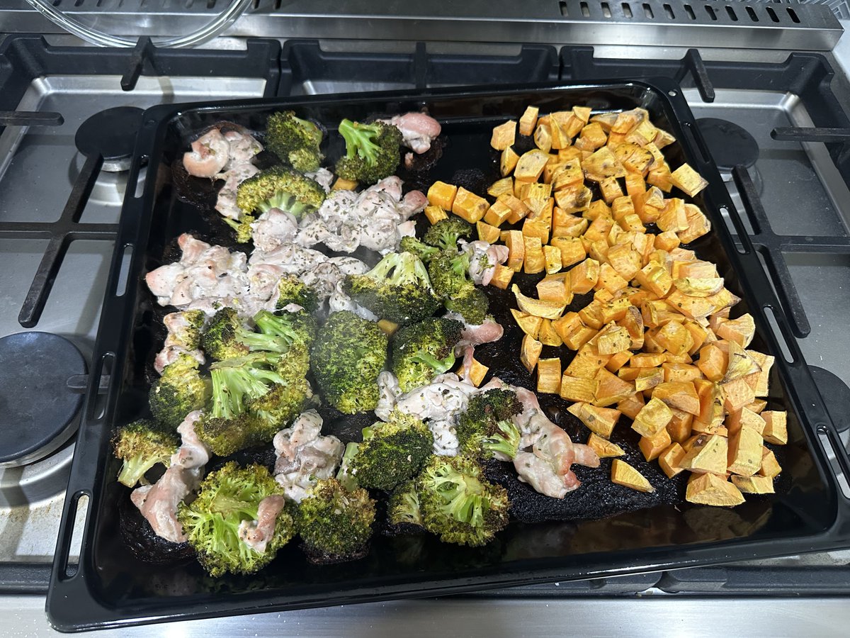 SmaugDaug's tweet photo. ‘Dragon Treasure Plate’ (Sheet Pan Lemon-Garlic Chicken with Sweet Potatoes &amp; Broccoli) https://t.co/Z0bPjetVop