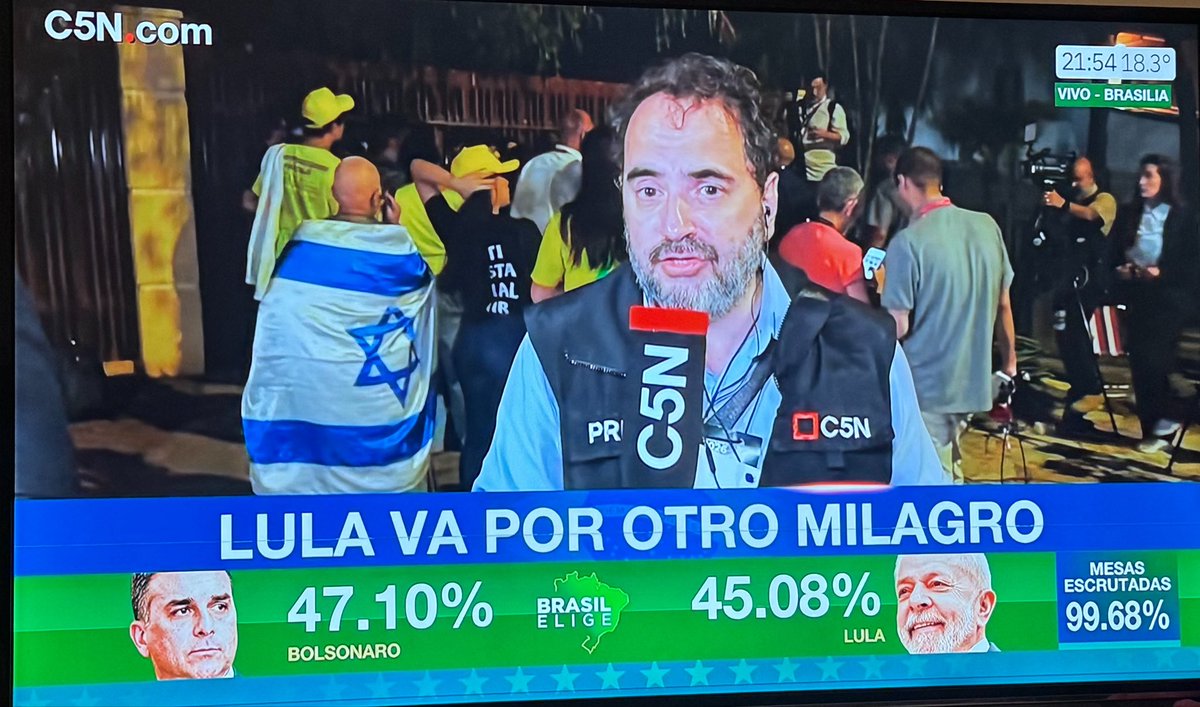 garufa_ok's tweet photo. Casa de Flavio Bolsonaro con algunos de sus votantes. ¿Notan algo particular? ¿No ven un punto en común? Son la banca de la derecha mundial junto a Estados Unidos. Están infectando Latinoamerica. https://t.co/kd5Na0D4LP