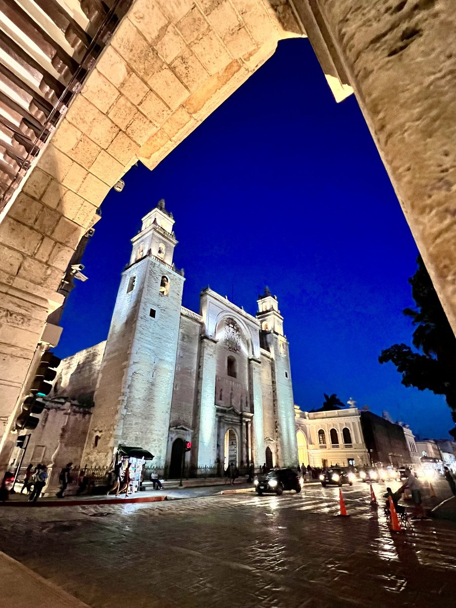 _SiNnIcK's tweet photo. Catedral de San Idelfonso.
Mérida,Yucatán.

Sabías que esta catedral construida entre 1561 y 1597 fue la primera en suelo de América continental? 

Aquí un hecho curioso, a mediados del siglo XVII, el Gobernador de Yucatán recibió una misteriosa esquela impresa con caracteres extraños; Los Jesuitas tenían en secreto una imprenta, pocos habían visto una impresión y el susodicho pensó que era una nota del diablo o un alma del más allá. En dicha nota se le citaba a acudir completamente solo a la Catedral de San Ildefonso a la medianoche, con la promesa de revelarle un secreto que cambiaría el destino de la provincia.

A pesar del miedo y de que la catedral estaba en penumbras, el mandatario acudió. Al entrar al templo vacío, las monumentales puertas se cerraron solas a sus espaldas. Caminó a tientas por la nave central hasta llegar a la Sala Capitular, el lugar reservado para las reuniones privadas de los obispos y sacerdotes.

Lo que ocurrió en el interior de esa sala a puerta cerrada sigue siendo el misterio más grande de la leyenda, ya que el gobernador juró llevarse el secreto a la tumba. Sin embargo, la crónica oficial detalla el terrible estado físico en el que salió el mandatario tras solo media hora de reunión, el terror y la presión psicológica de lo que vio o escuchó fueron tan brutales que el hombre comenzó a sudar frío de una manera sobrehumana. La crónica antigua relata textualmente que el sudor del acusado fue tan copioso y ácido por el miedo que atravesó su camisa, el armador, la armilla de la casaca y hasta su capa de grana, empapando por completo la silla donde estaba sentado. 

Al día siguiente, cuando los clérigos entraron a revisar la sala, descubrieron con horror que el fino terciopelo carmesí que forraba la silla capitular se había apelmazado, podrido y echado a perder por completo, corroído únicamente por el sudor del pánico de aquella noche. 

La leyenda dice que el gobernador o maestre de campo salió de la catedral pálido como un cadáver y no volvió a ser el mismo. Cayó gravemente enfermo esa misma madrugada y falleció solo cinco días después, el 29 de diciembre, habiendo confesado lo sucedido únicamente en su lecho de muerte y en secreto de confesión al obispo. 

Cosas curiosas de la historia de Yucatán.

(Fotografías propias)