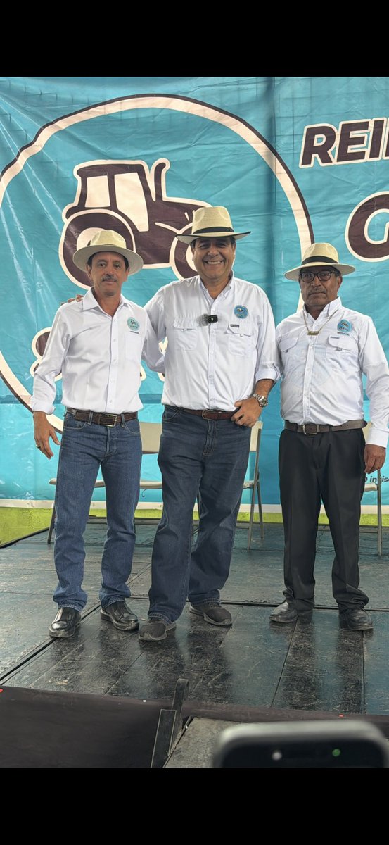 72_cpineda's tweet photo. Presentes con nuestra gente linda de Huehuetenango. 🚜

Llevamos nuestra visión, nuestras ideas y nuestros programas a una jornada de formación política con @SERVIR_GT, porque el cambio no se improvisa: se prepara, se forma y se construye sirviendo a Guatemala.

¡Vale la pena Reiniciar Guate! 🇬🇹