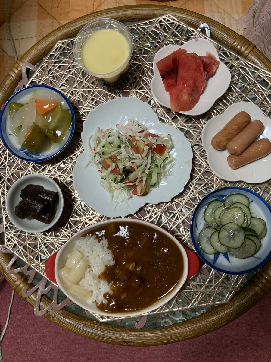 BBA2251's tweet photo. 真夜中から起きてる
フラBBAは胃癌で胃を全摘しています😭
　🌸昼の献立🌸
🌸カレー
🌸胡瓜酢のもの
🌸八宝菜
🌸ウインナー
🌸サラダ
🌸漬物
🌸スイカ
🌸プリン
ぼちぼちと頂きます
雨降りで寒いですね https://t.co/EoDyFsZjJS