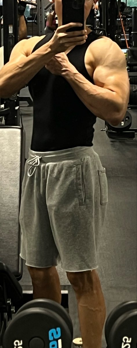 MasterKevMuscle's tweet photo. What would you do if you see this in your gym? How could you not kneel 🤨 https://t.co/UWdlhUSod5