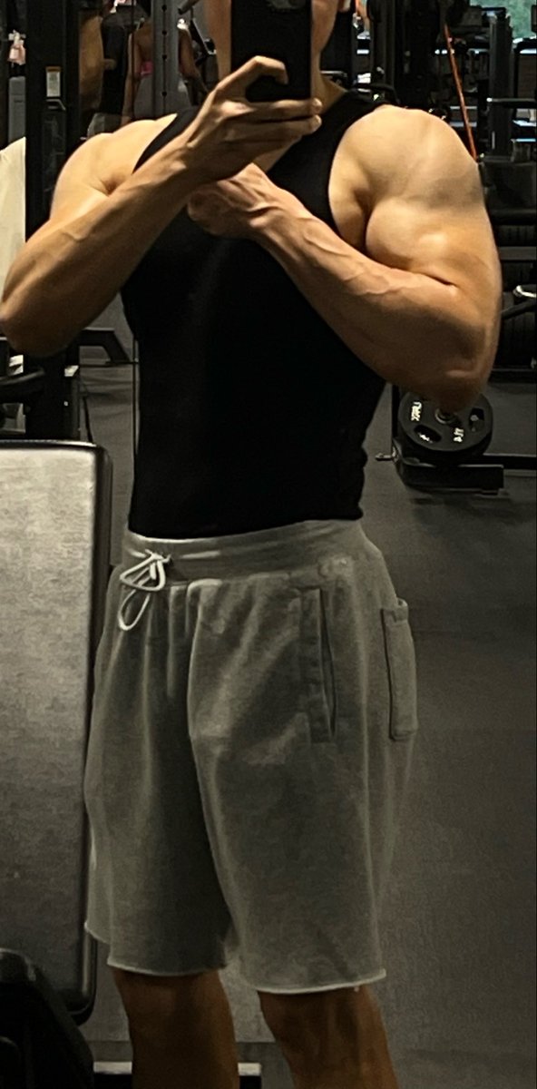 MasterKevMuscle's tweet photo. What would you do if you see this in your gym? How could you not kneel 🤨 https://t.co/UWdlhUSod5