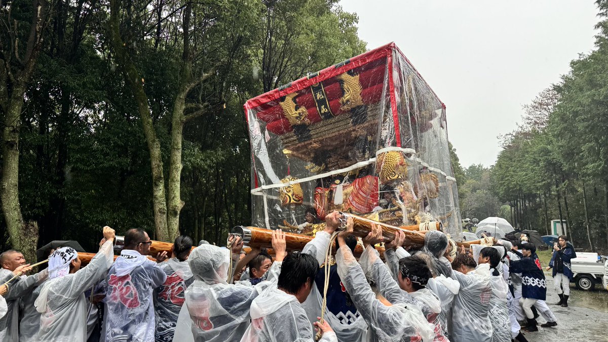 LqDml's tweet photo. 令和8年10月4日
兵庫県三木市別所町
「八雲神社秋季例大祭」
本来であれば屋台を担いで宮入するところですが、本降りの雨となったため、山道のみジムニーノマドに牽引され、花尻屋台が宮入しました！
雨の中での宮入、お疲れ様でした。貴重な宮入の様子を拝見することができました。
＃屋台　＃太鼓台 https://t.co/cIfDZ6Knjj
