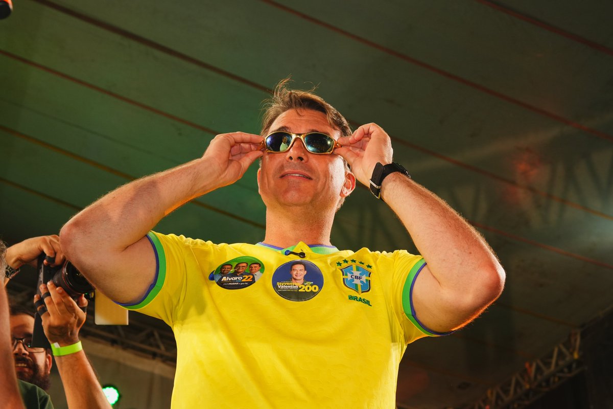 eduardomenoni's tweet photo. 🇧🇷 El patriota Flávio Bolsonaro gana la primera vuelta con el 99,17% de las urnas escrutadas en Brasil.

🟢Flávio - 47,18% 
🔴Lula - 44,99% https://t.co/242OvgMgED