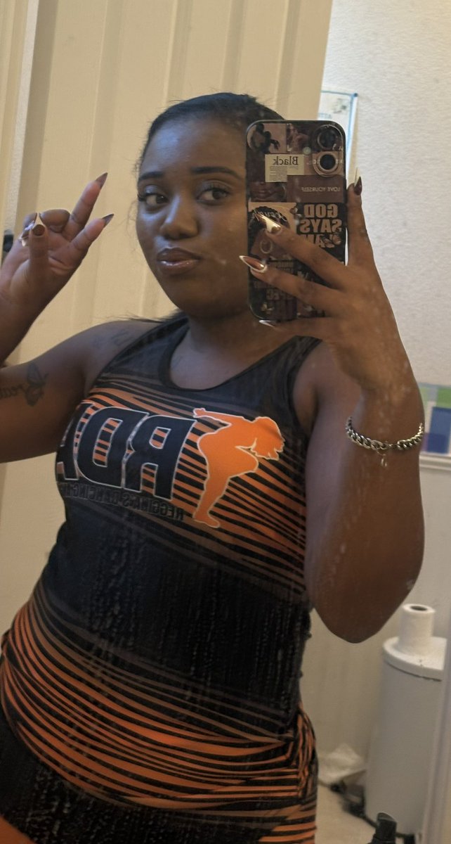 LILBIT_WORLD's tweet photo. I had to leave my retirement for a sec  🥰😇 https://t.co/aHHDIRxTdG