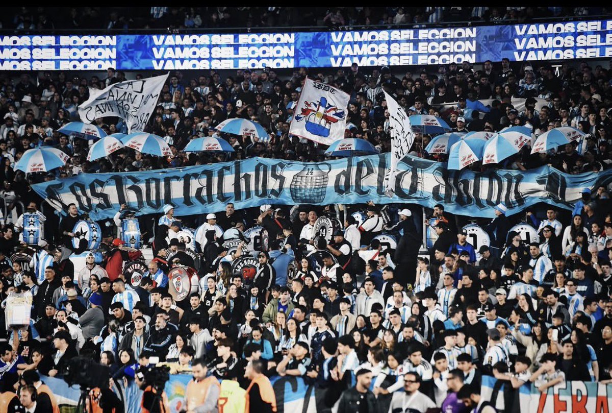 14deltablon_'s tweet photo. Ayer se cantó “para correr a River, hay que poner más huevo” y se sumó muchísima gente. 
El Monumental es la casa de la Selección porque Argentina es Gallina. No hay vuelta que darle. https://t.co/4beGjI6smr
