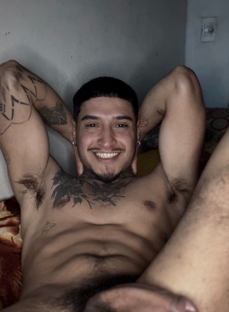 ronnyof_'s tweet photo. Así esperaba a mi novio, para cuando salga de la ducha coma rico 😈💦 https://t.co/ssNZscVSHS