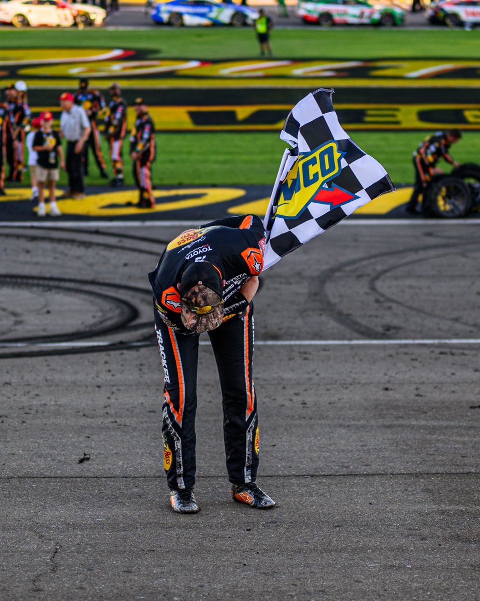 NASCAR's tweet photo. In honor of the hometown hero. https://t.co/hQQ9hlusHK