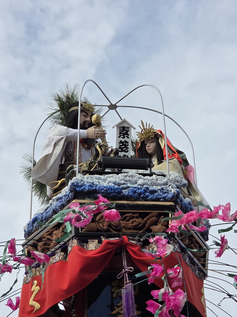 gonfrog_1's tweet photo. @sunnysmiles929
掛川市、中八坂神社の祇園祭に初めて行きました。
京都祇園祭と同様の祭事が行われるお祭りで、静岡県無形民族文化財になっています。
昼山車▪︎夜山車ともともに綺麗です。
境内での拝礼時の山車の動きは迫力満点。
#サニスマ
#祇園祭
#八坂神社
#中八坂神社
#掛川 https://t.co/XMzqhVPwn5