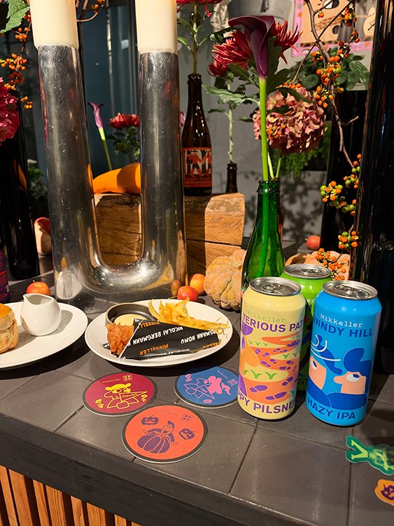FASHIONHL's tweet photo. Flowers and Beer, Two Danish Worlds Meet: Nicolai Bergmann NOMU × Mikkeller for Halloween

→https://t.co/UxR2UrzzWV

Flowers, pop design, craft beer, and seasonal flavors come together in Minami-Aoyama. Nicolai Bergmann NOMU and Mikkeller create a Halloween café where two Danish worlds meet.

#NicolaiBergmann #Mikkeller #NOMU #Tokyo