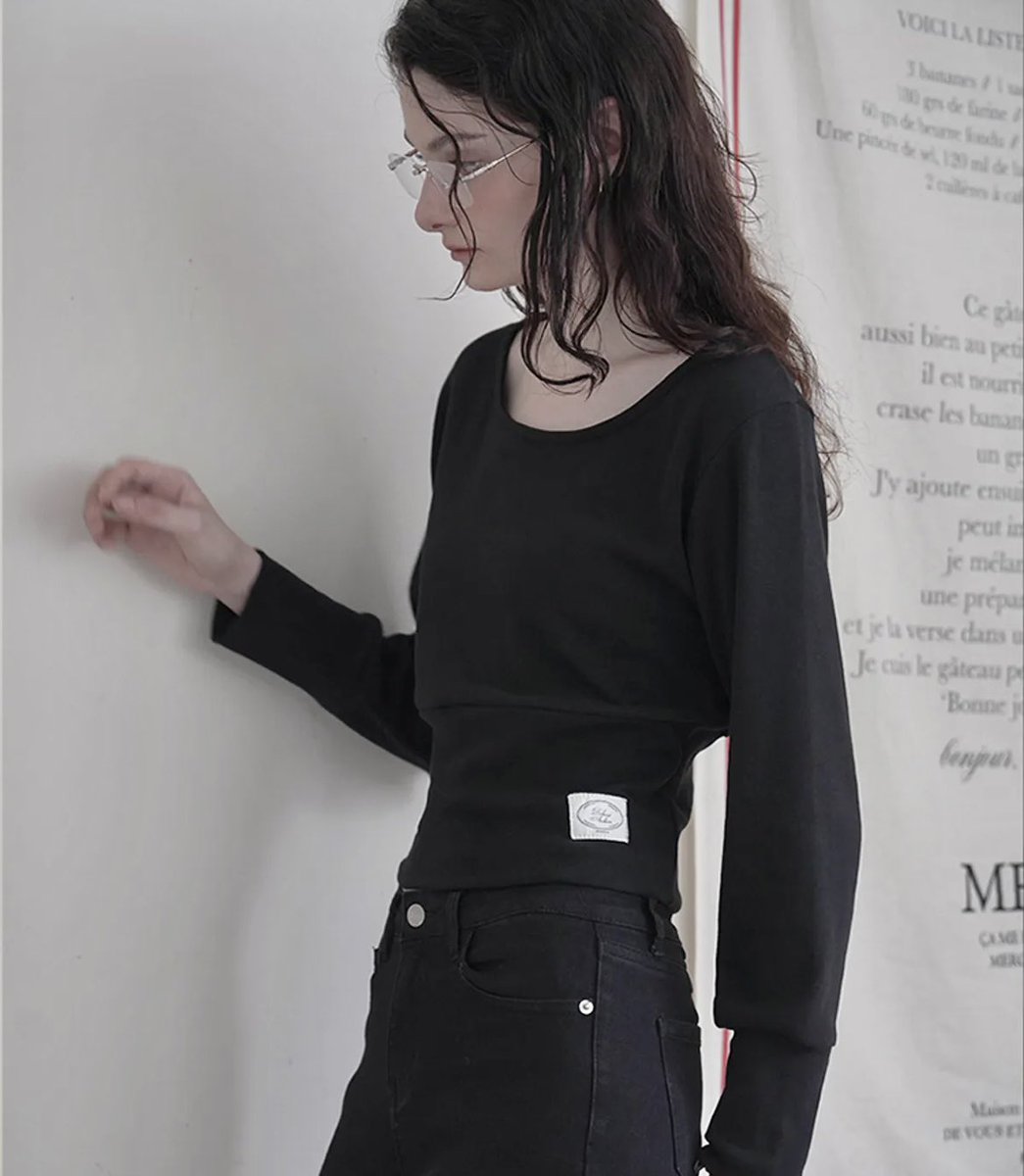 kiko20l's tweet photo. https://t.co/Iblp6iFYgU

핏 존예 롱슬리브 1만원대. . . 허리 잡아주고 라운드넥이라서 스트 체형 여리템 필수,,, 핑크 블랙 다 예쁨 https://t.co/g7i314ERLD