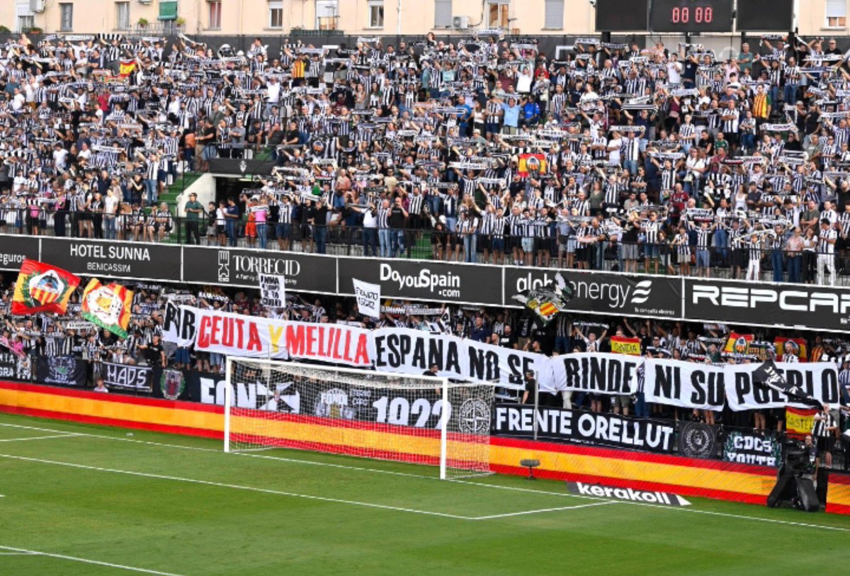 UltrasPresent's tweet photo. Respuesta del Frente Orellut ⚫️⚪️🇪🇸 a los ultras Marroquíes del Wydad de Casablanca 🇲🇦🔴⚪️

“POR 🔴CEUTA 🟡Y 🔴MELILLA, ESPAÑA 🇪🇸 NO SE RINDE NI SU PUEBLO”

CD Castellón - AD Ceuta FC. https://t.co/NYhESBjQxc