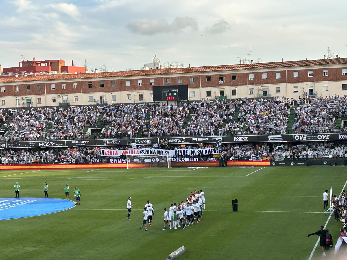 UltrasPresent's tweet photo. Respuesta del Frente Orellut ⚫️⚪️🇪🇸 a los ultras Marroquíes del Wydad de Casablanca 🇲🇦🔴⚪️

“POR 🔴CEUTA 🟡Y 🔴MELILLA, ESPAÑA 🇪🇸 NO SE RINDE NI SU PUEBLO”

CD Castellón - AD Ceuta FC. https://t.co/NYhESBjQxc