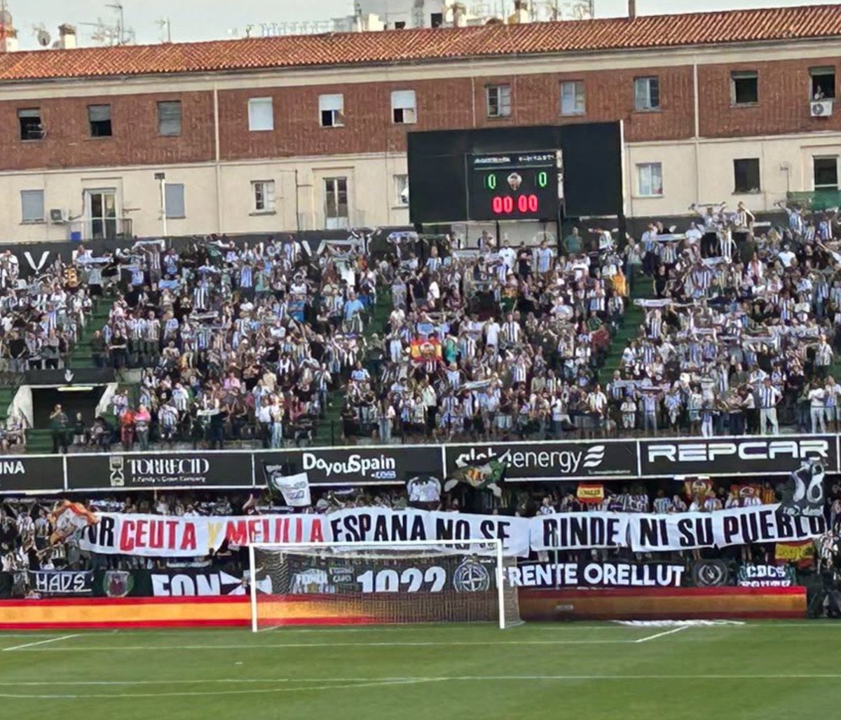 UltrasPresent's tweet photo. Respuesta del Frente Orellut ⚫️⚪️🇪🇸 a los ultras Marroquíes del Wydad de Casablanca 🇲🇦🔴⚪️

“POR 🔴CEUTA 🟡Y 🔴MELILLA, ESPAÑA 🇪🇸 NO SE RINDE NI SU PUEBLO”

CD Castellón - AD Ceuta FC. https://t.co/NYhESBjQxc