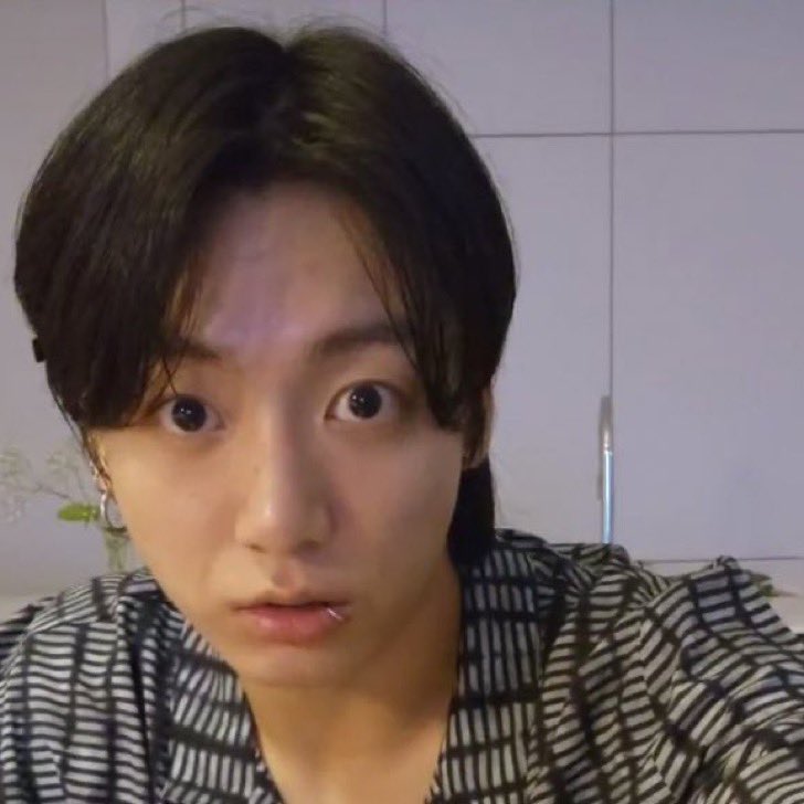 koogifs's tweet photo. “don’t our eyes look alike?” https://t.co/Cqly8zl6lm