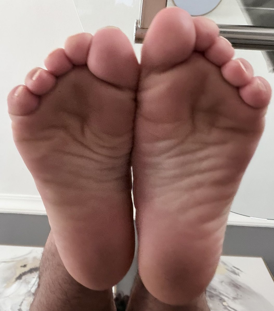 KintsugiNekoAD's tweet photo. Haiii cutie~ it’s been a while, you better get licking NOW~! >:333

#malefeet #feet https://t.co/H7tQvXdGx6