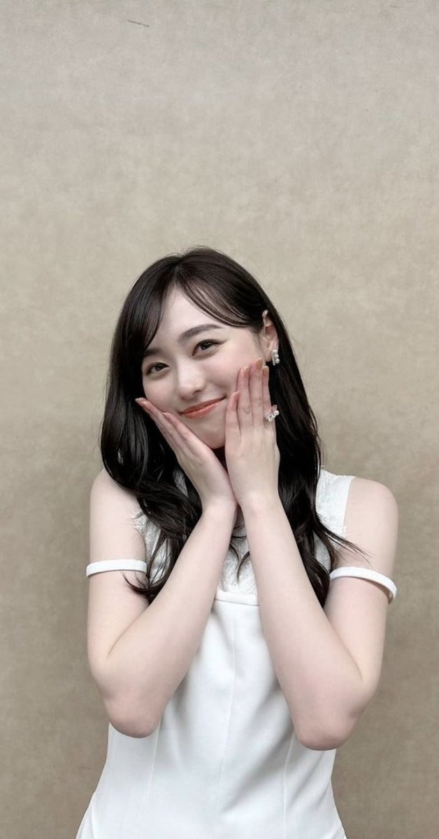 FCB8528's tweet photo. 結婚の影響で福原遥の可愛さがさらに知れ渡ってて嬉しい、とにかく透明感すごい https://t.co/xuC1rFMjb2