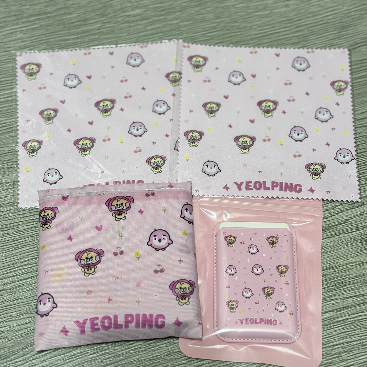 pumpysehun's tweet photo. received my yeolping stuff today. everything looks so adorable. thank you so much @dduberries 🥹🫶🏻 https://t.co/URli49dR79