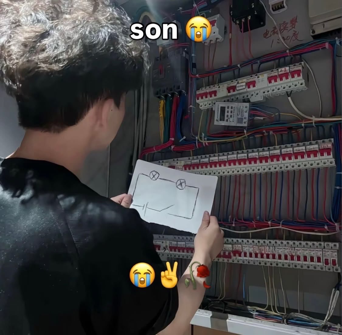 goldnangl's tweet photo. aquí fingiendo que sabe lo que hace para arreglar una luz roja que no sabe lo que significa pero en su cabeza piensa que va a explotar todo el pueblo. https://t.co/Y17p6cGgK6