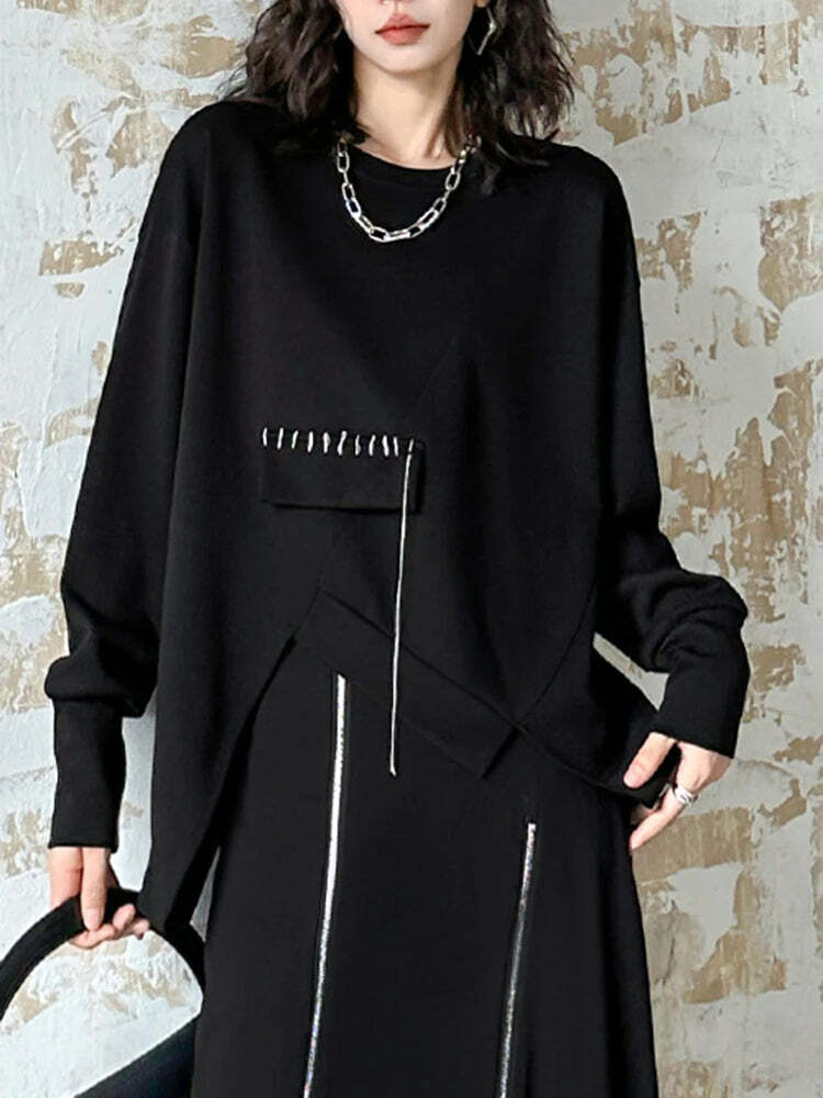 kimlud_com's tweet photo. Elevate your style with the KIMLUD Black Sweatshirt! 🖤✨ Say hello to comfort and chic vibes with its unique topstitched irregular hem. Grab yours now! 🔥👕 #FashionRevolution #StyleEssentials https://t.co/P0jGr5XiSx