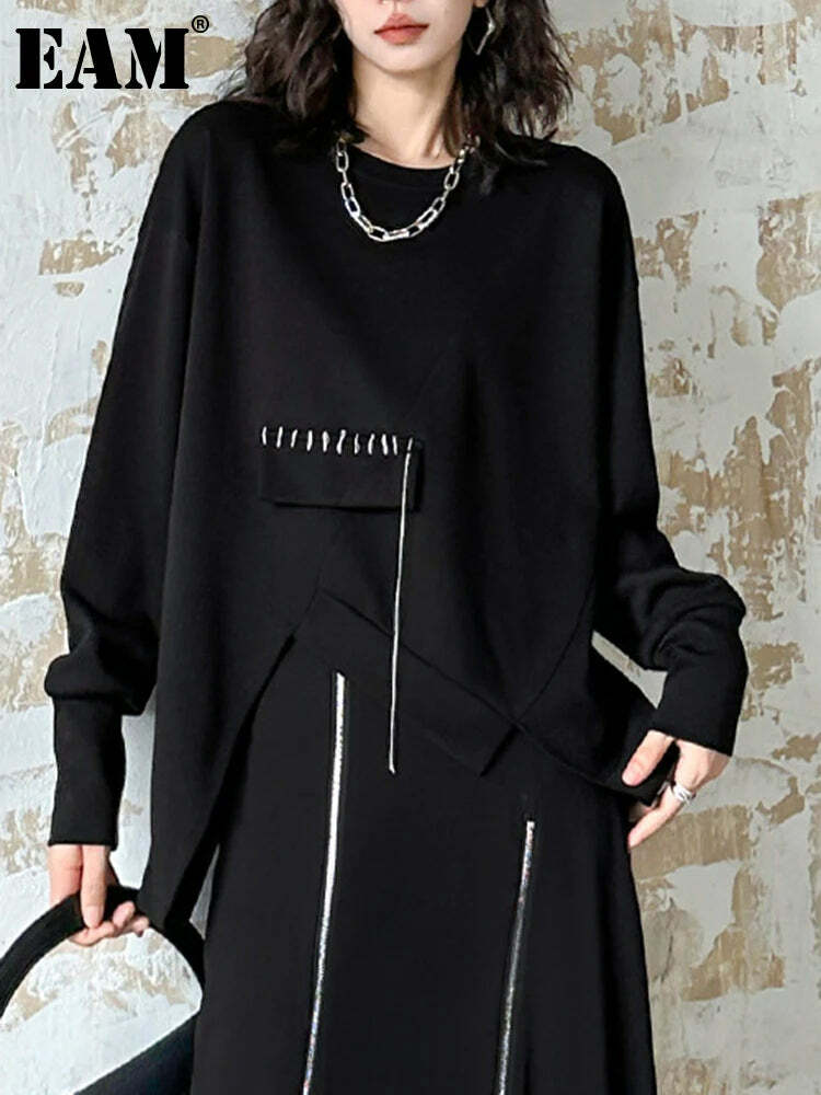 kimlud_com's tweet photo. Elevate your style with the KIMLUD Black Sweatshirt! 🖤✨ Say hello to comfort and chic vibes with its unique topstitched irregular hem. Grab yours now! 🔥👕 #FashionRevolution #StyleEssentials https://t.co/P0jGr5XiSx