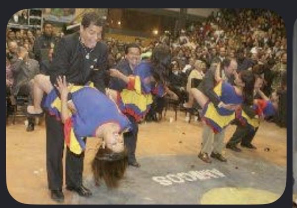 lahistoriaec's tweet photo. Ese bailecito me disgustó muchísimo, sino mírenme la cara. A propósito de los abusos de la candidata a prefecta de Esmeraldas, Roberta Zambrano, a Rafael Correa le volvieron a sacar una vieja foto que lo incomoda y obliga a dar explicaciones: "eso, que pasó hace casi 20 años en una noche cultural de los gabinetes itinerantes, no fue organizado por nosotros: era la presentación de una universidad local. Nos tomó de sorpresa y, en lo personal, me disgustó muchísimo". Pero no parece, la verdad.