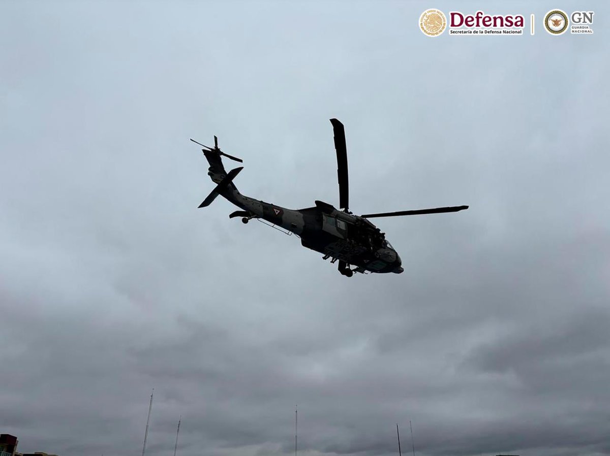 GabSeguridadMX's tweet photo. En Tamaulipas, 500 elementos de @Defensamx1 y @GN_MEXICO_, con apoyo de dos helicópteros de la Fuerza Aérea, drones y equipos antidron, fueron desplegados en la frontera con Estados Unidos para reforzar las acciones de seguridad y prevenir el tráfico de drogas y personas.

El despliegue forma parte de una Operación Concurrente “Espejo”, coordinada por la Secretaría de la Defensa Nacional y @SRE_mx con autoridades militares de Estados Unidos, mediante acciones simultáneas a ambos lados de la frontera.

Este mecanismo de cooperación bilateral se lleva a cabo bajo los principios de reciprocidad, responsabilidad compartida y diferenciada, confianza mutua y pleno respeto a las decisiones y territorios soberanos.