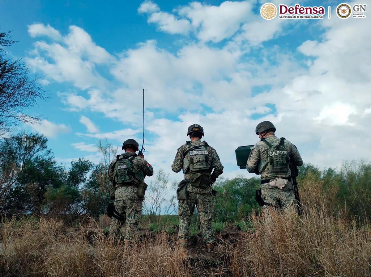 GabSeguridadMX's tweet photo. En Tamaulipas, 500 elementos de @Defensamx1 y @GN_MEXICO_, con apoyo de dos helicópteros de la Fuerza Aérea, drones y equipos antidron, fueron desplegados en la frontera con Estados Unidos para reforzar las acciones de seguridad y prevenir el tráfico de drogas y personas.

El despliegue forma parte de una Operación Concurrente “Espejo”, coordinada por la Secretaría de la Defensa Nacional y @SRE_mx con autoridades militares de Estados Unidos, mediante acciones simultáneas a ambos lados de la frontera.

Este mecanismo de cooperación bilateral se lleva a cabo bajo los principios de reciprocidad, responsabilidad compartida y diferenciada, confianza mutua y pleno respeto a las decisiones y territorios soberanos.