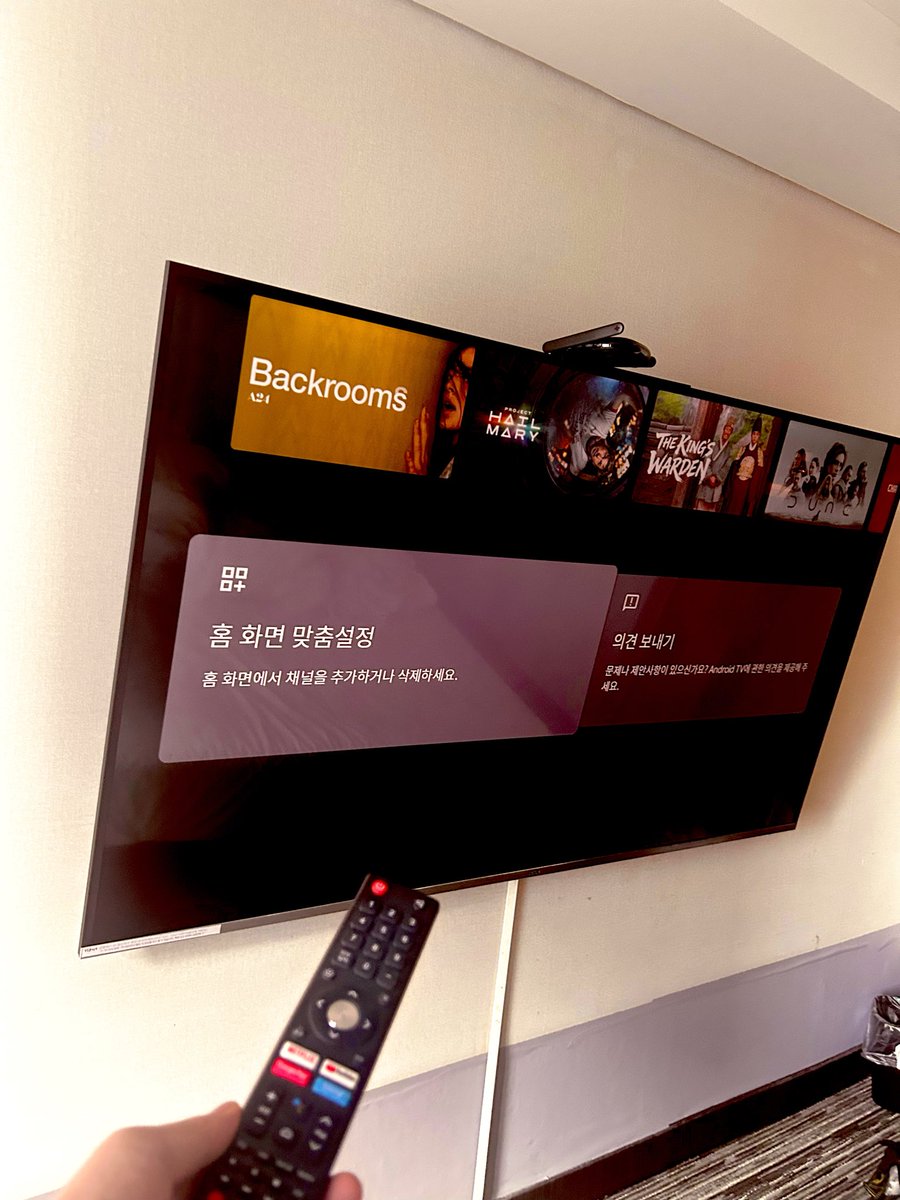 yone_C0304's tweet photo. せっかくクソデカテレビあるのにリモコン効かなすぎてなんもできへん https://t.co/2yL9qgfG99