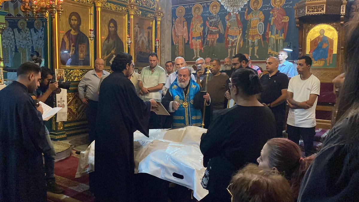 PGabRomanelli's tweet photo. «El Señor me lo dio, el Señor me lo quitó: ¡bendito sea el nombre del Señor!» (Job 1,21)

Funeral de Maysa Khader Abu Daoud, y de su hija, Mari Hafez Abu Daoud. https://t.co/aCu9DntCsd