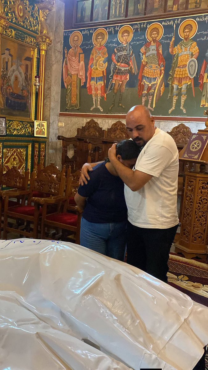 PGabRomanelli's tweet photo. «El Señor me lo dio, el Señor me lo quitó: ¡bendito sea el nombre del Señor!» (Job 1,21)

Funeral de Maysa Khader Abu Daoud, y de su hija, Mari Hafez Abu Daoud. https://t.co/aCu9DntCsd