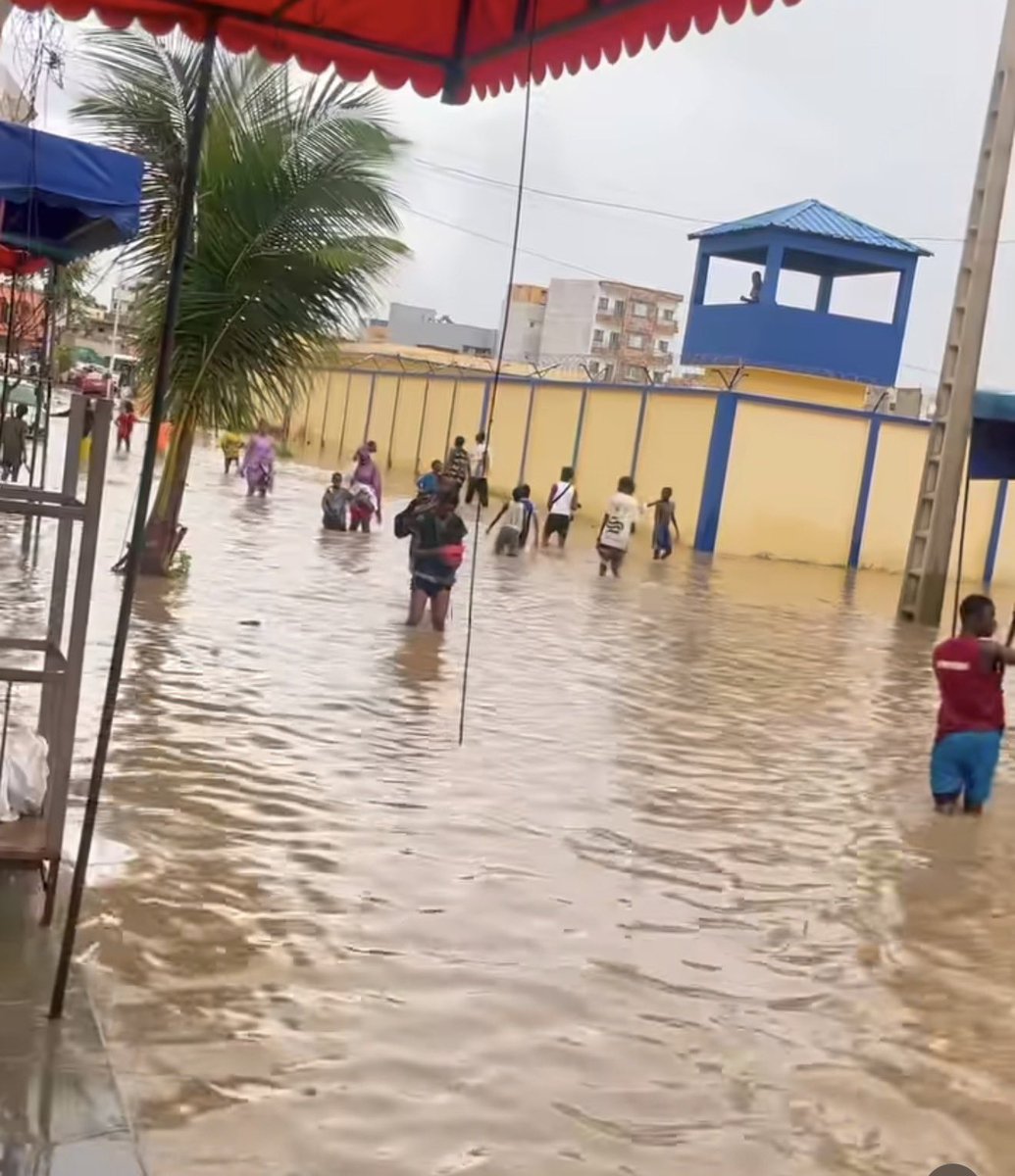 CFootstyle's tweet photo. De la peine pour celles et ceux qui vivent aujourd’hui la douleur, l’angoisse et les pertes causées par les inondations. Derrière chaque maison touchée, chaque activité interrompue, il y a des vies, des projets et des espoirs💔. En ces moments difficiles, plus que jamais, la solidarité doit parler plus fort que la peur🙏🏻 Aidons, partageons les informations utiles et restons mobilisés.Courage à toutes les personnes touchées.Ensemble, soyons une force face aux eaux. 🌍💪🏾