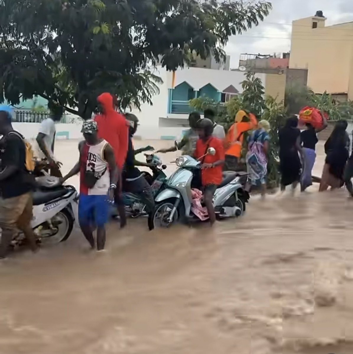 CFootstyle's tweet photo. De la peine pour celles et ceux qui vivent aujourd’hui la douleur, l’angoisse et les pertes causées par les inondations. Derrière chaque maison touchée, chaque activité interrompue, il y a des vies, des projets et des espoirs💔. En ces moments difficiles, plus que jamais, la solidarité doit parler plus fort que la peur🙏🏻 Aidons, partageons les informations utiles et restons mobilisés.Courage à toutes les personnes touchées.Ensemble, soyons une force face aux eaux. 🌍💪🏾