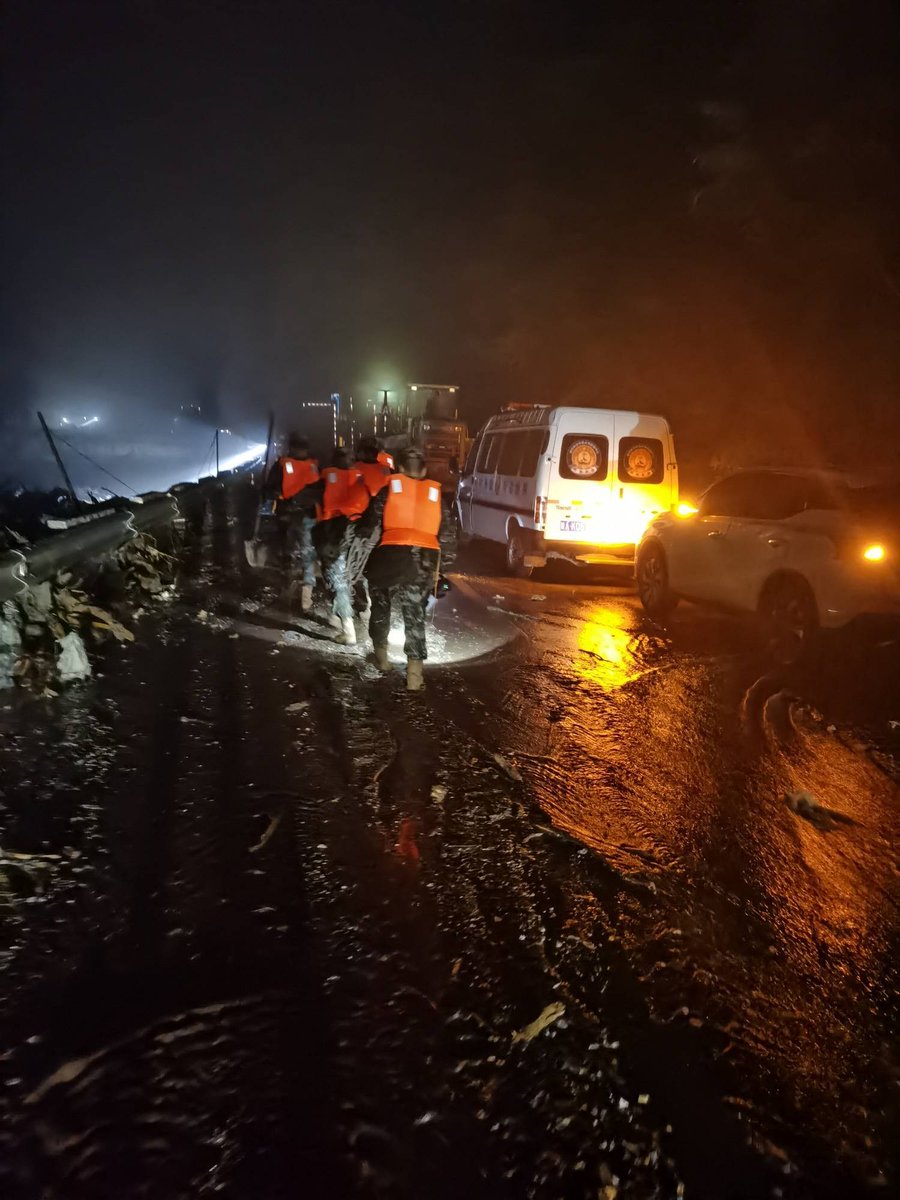 TravisDixodrbt's tweet photo. [Emergency help needed in Shaanxi, wailing sounds of victims echo—urgent rescue efforts required now.]， https://t.co/02Op6Dk0jy