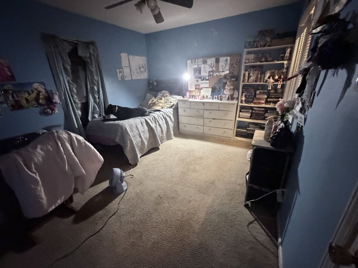 Vivijiiw12's tweet photo. My sister cleaned my depression room while I was at work???? Hello I’m so happy??? https://t.co/M6JDioZmF3
