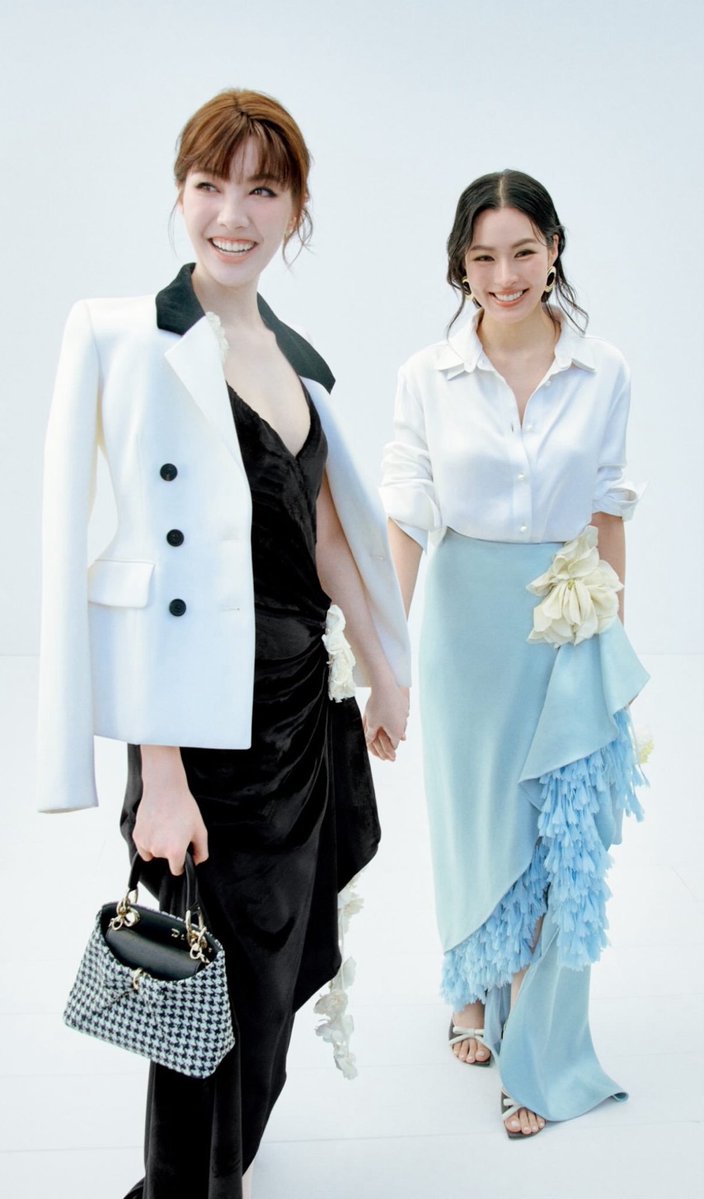 Boonyenie's tweet photo. สวัสดีตอนเช้าที่สดใสกับ Dior 

#LingOrmDiorSummer27 #LinglingKwong #OrmKornnaphat #LingOrm #Dior #DiorSummer27 #PFW https://t.co/N2NMIzTuVH