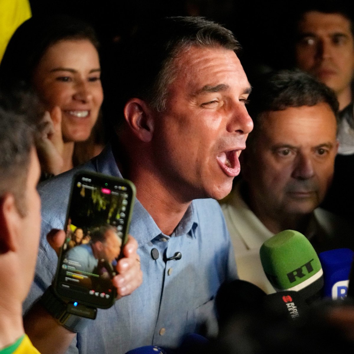 clarincom's tweet photo. FLÁVIO BOLSONARO, TRAS GANAR LA PRIMERA VUELTA: "BRASIL QUIERE UN CAMBIO"

"Brasil quiere un cambio. Esa es la lectura. Estoy muy feliz con los resultados en todas las regiones", afirmó el hijo del expresidente Jair Bolsonaro en Brasilia, en sus primeras declaraciones tras conocerse los resultados.

Con el 99,6 % escrutado, el senador opositor obtuvo el 47,11 % de los votos y el líder progresista, que aspira a su cuarto mandatO, el 45,07 %.

(+) en Clarín: https://t.co/I6XjKdrtuL