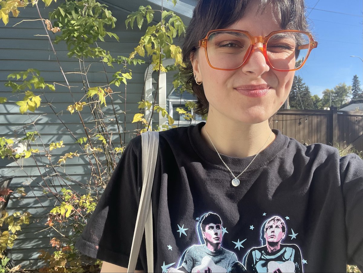 yeehawodyssey's tweet photo. got dan and phil to draw a sun and a moon during my m&amp;g and i got it turned into a necklace:) https://t.co/4a0pOXa5hw