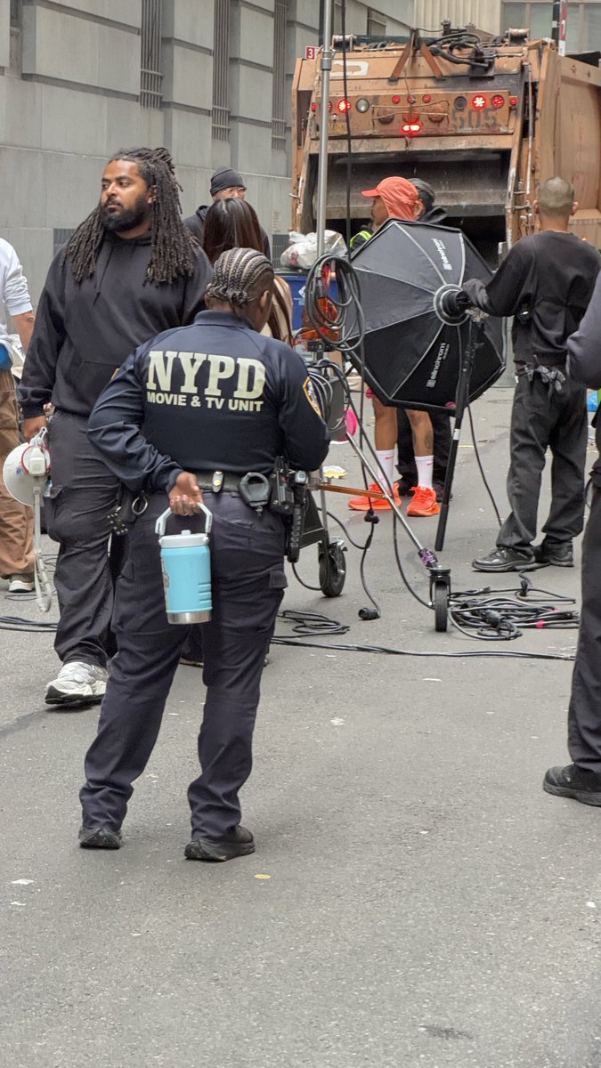 ChanukahDrewish's tweet photo. @olv @Nike today 20 Exchange Pl https://t.co/yQSgLk4iBc