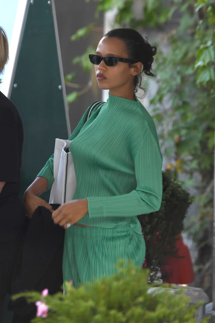 lemairegirlie's tweet photo. I want the glasses https://t.co/ub3ea0CGBi
